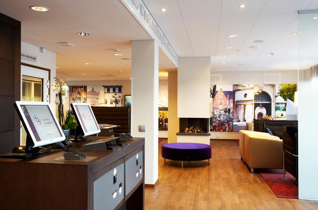 a salon with two computer monitors on a desk at Finn Apartments in Lund