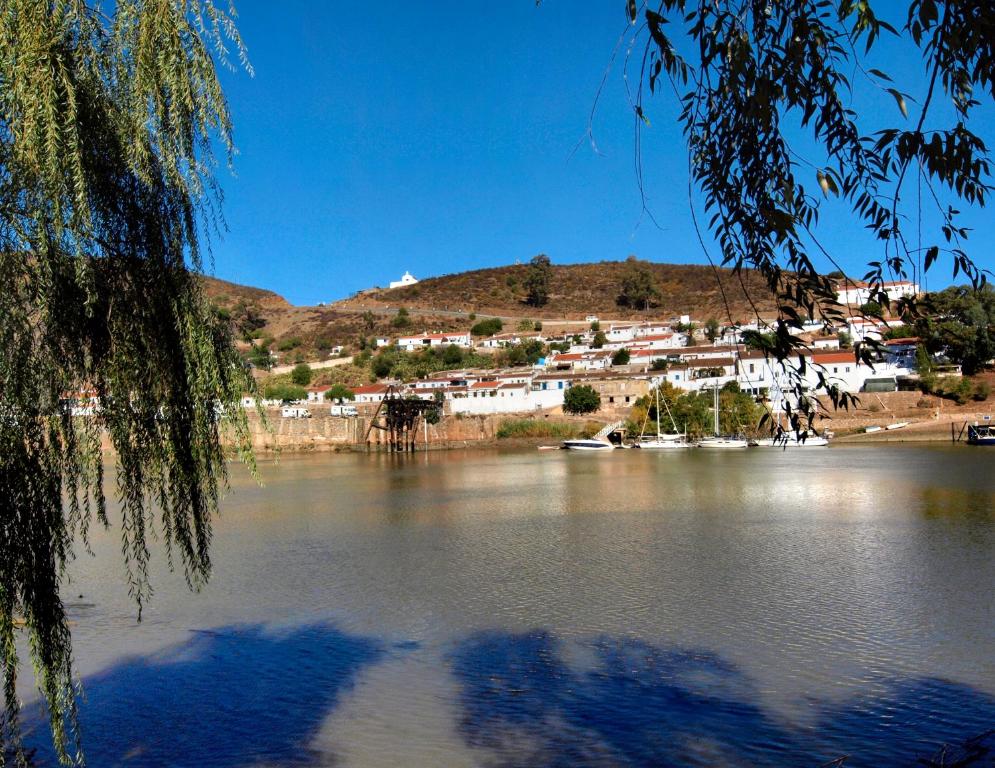 梅爾圖拉的住宿－Casa do Rio，享有山丘上小镇的湖景
