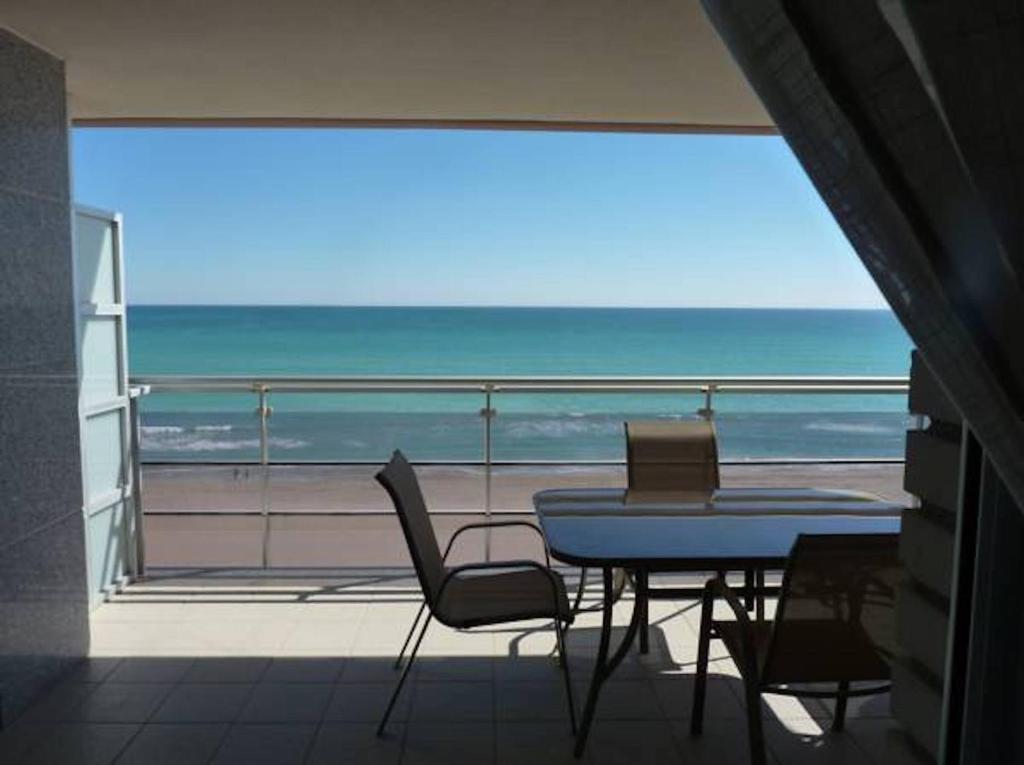 ペニスコラにあるApartamentos Deluxe Pompeya 3の海を望むバルコニー(テーブル、椅子付)
