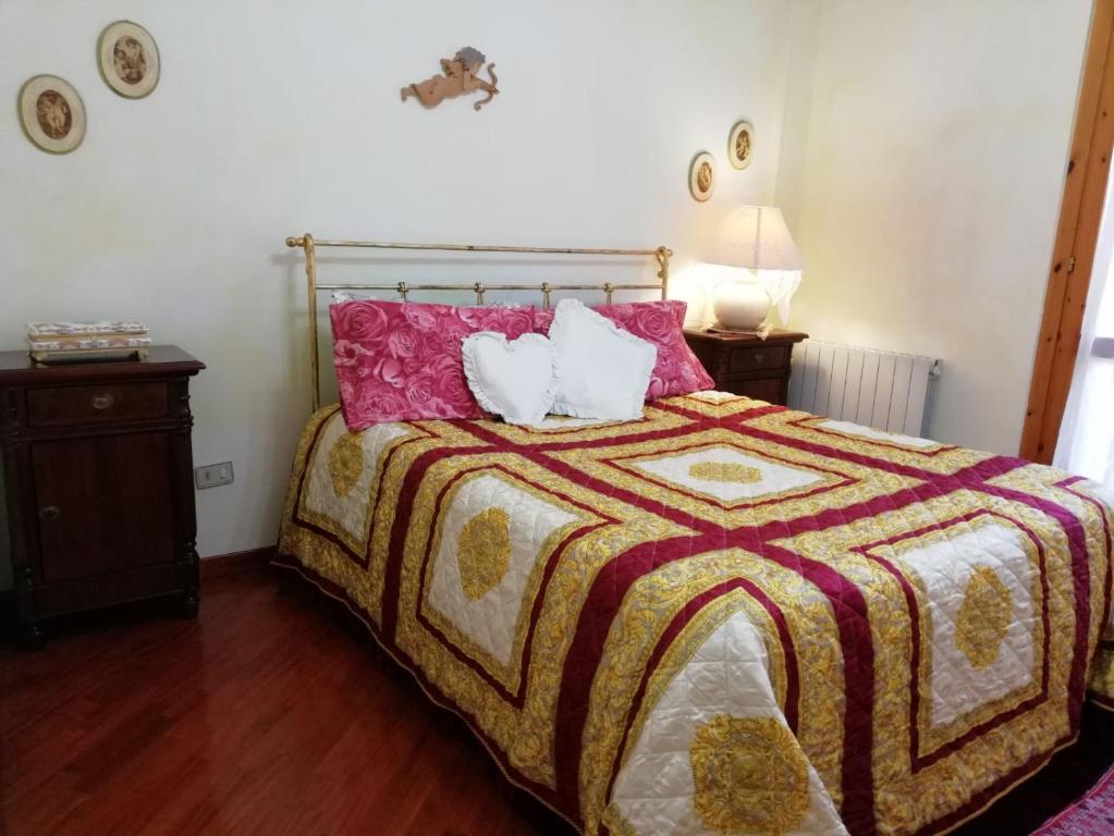 1 dormitorio con 1 cama con 2 almohadas en Da Francesca a Pisa, en Pisa