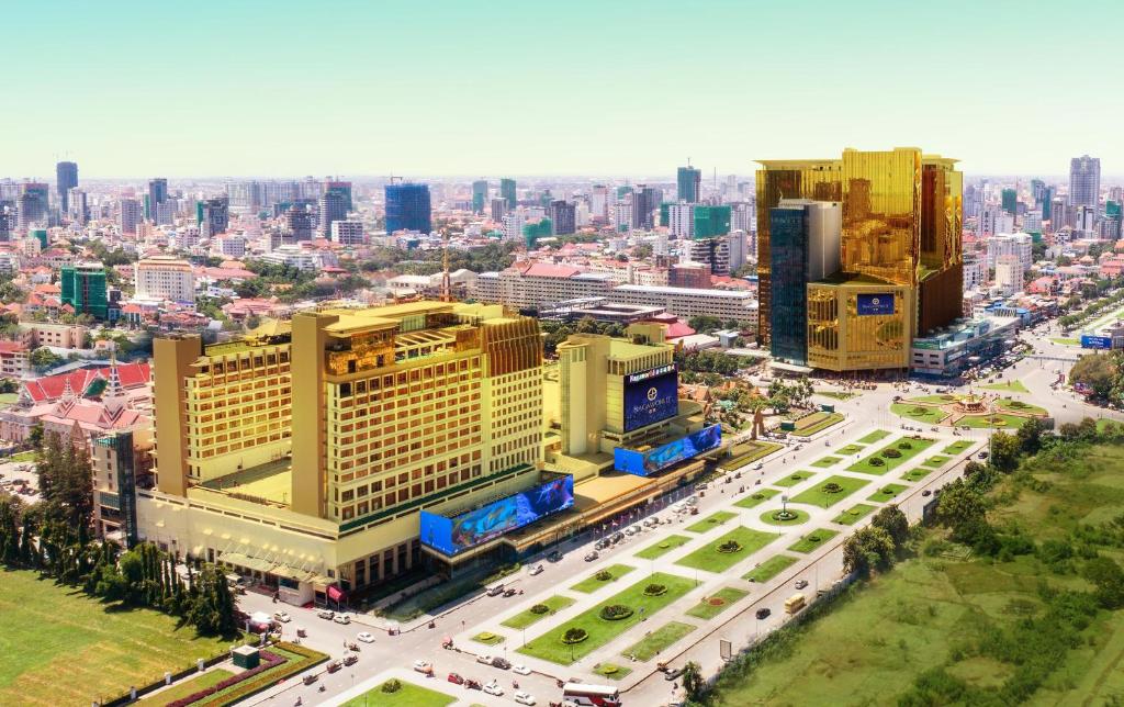 eine Luftansicht einer Stadt mit Gebäuden in der Unterkunft NagaWorld Hotel & Entertainment Complex in Phnom Penh