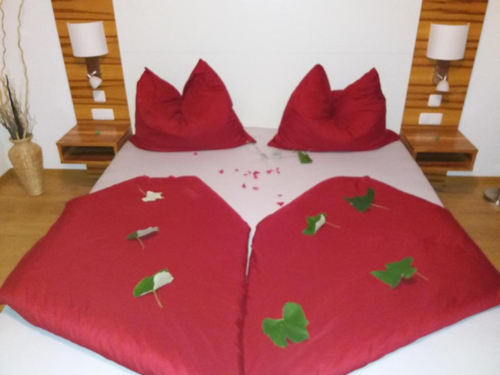 Postel nebo postele na pokoji v ubytování Weingut Bohrn Himmelbett