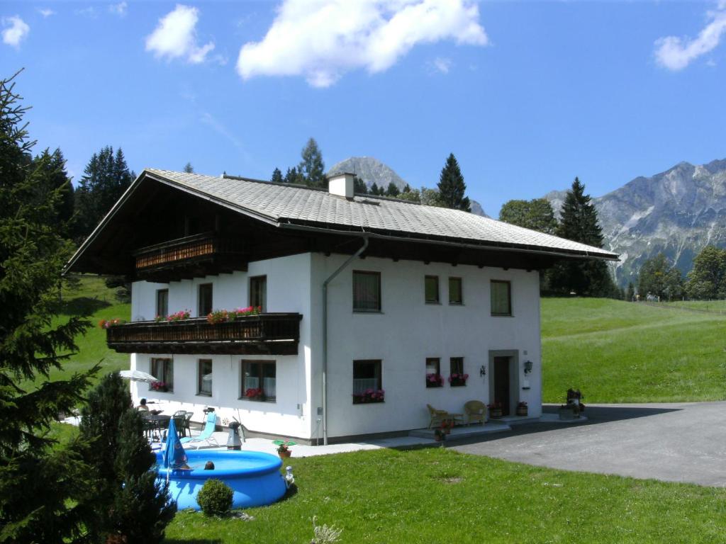 un gran edificio blanco con techo en Oberharreithhof en Sankt Martin am Tennengebirge