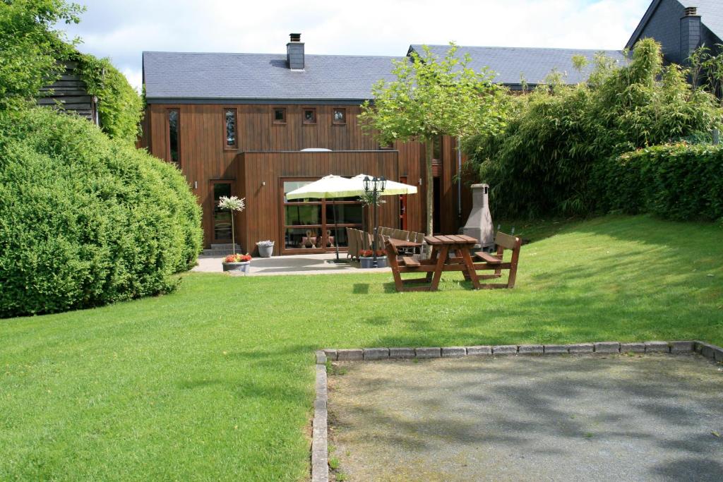 een tuin met een picknicktafel en een gebouw bij Suzanne's Cottage in Rochehaut