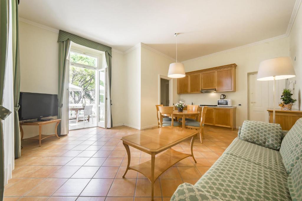 a living room with a couch and a table at Residence Villa Spiaggia in Grado