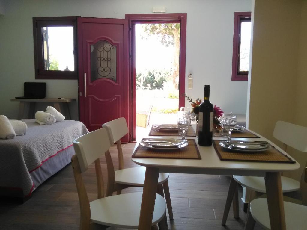 Nápoje v ubytovaní Mikros Gialos Apartments