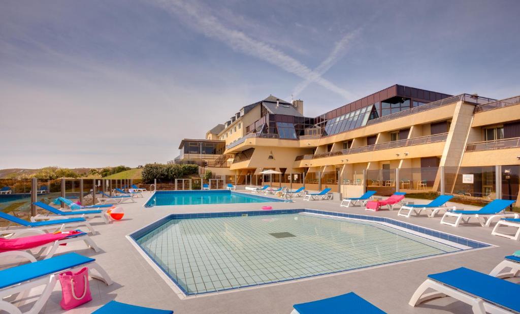 Bazén v ubytování Village Vacances de Pen-Hir nebo v jeho okolí