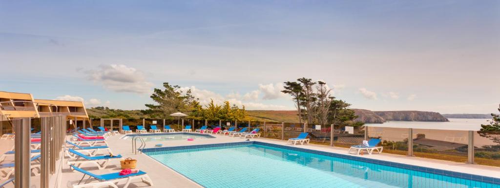 Bazén v ubytování Village Vacances de Pen-Hir nebo v jeho okolí