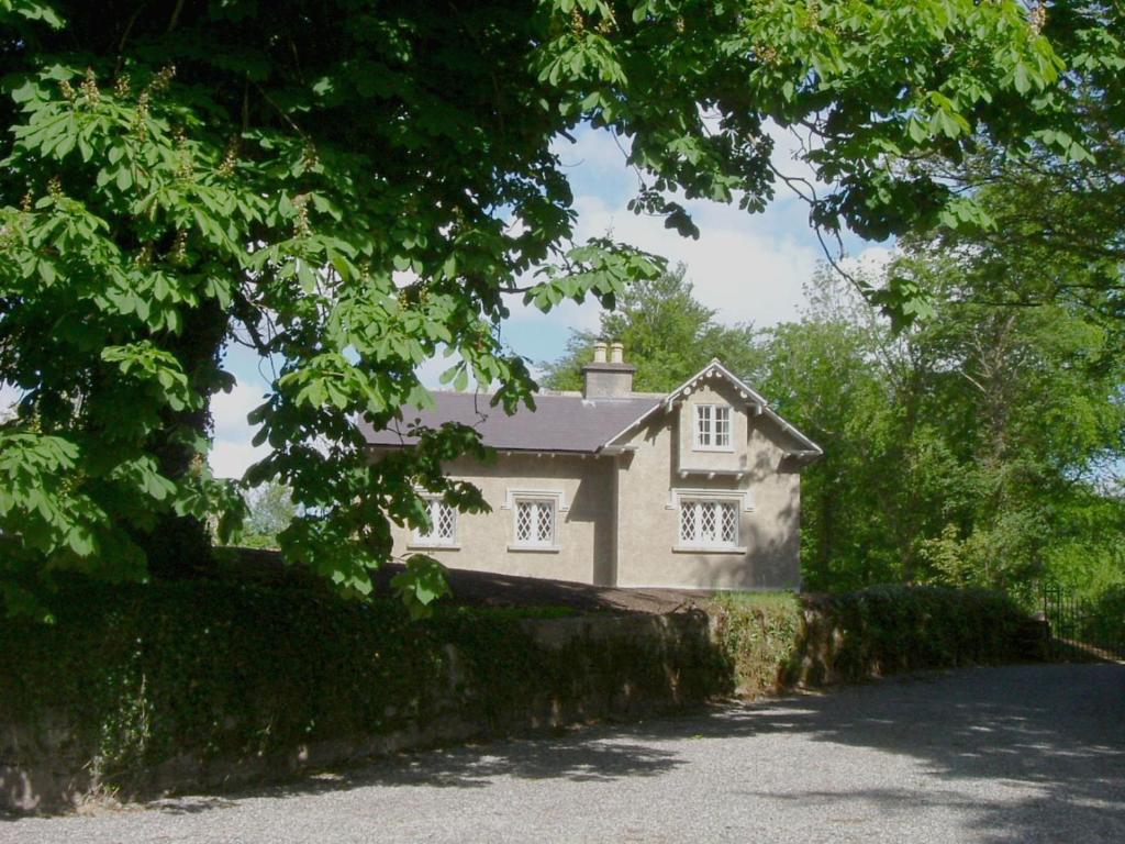 ein Haus mitten auf einer Straße in der Unterkunft Schoolhouse at Annaghmore in Collooney