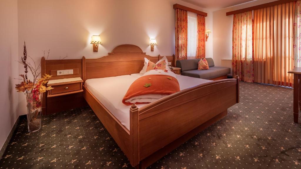 Postel nebo postele na pokoji v ubytování Tennis Golf Hotel Höllrigl