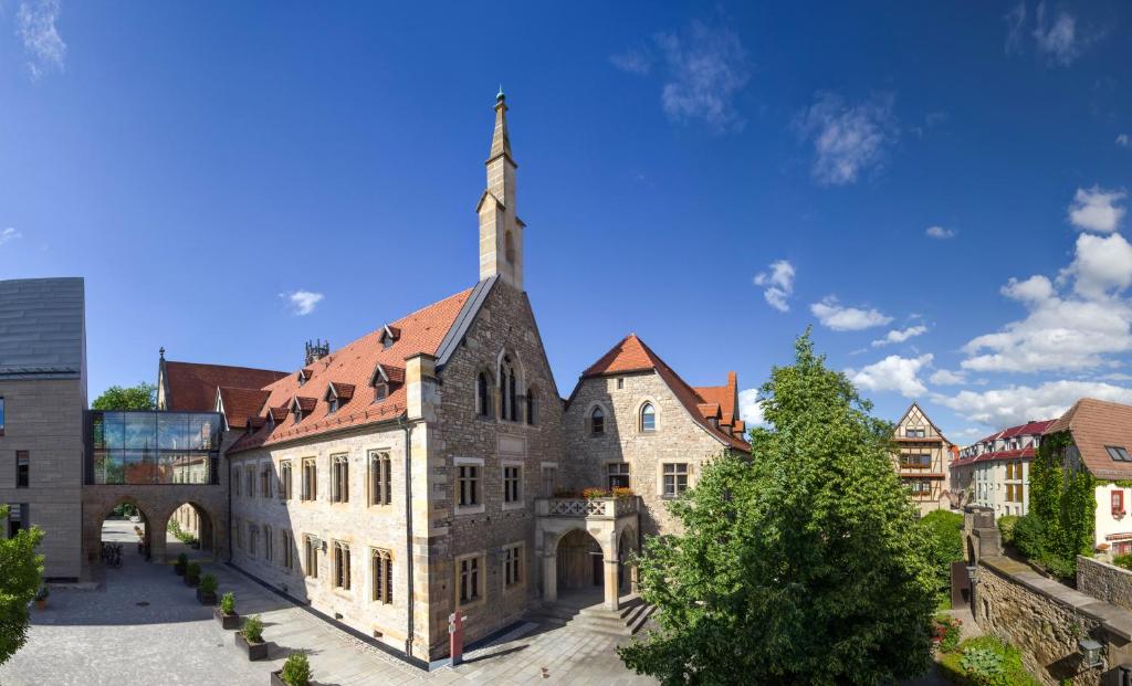 Une vieille église avec une cloche dans une ville dans l'établissement Ev. Augustinerkloster zu Erfurt, à Erfurt