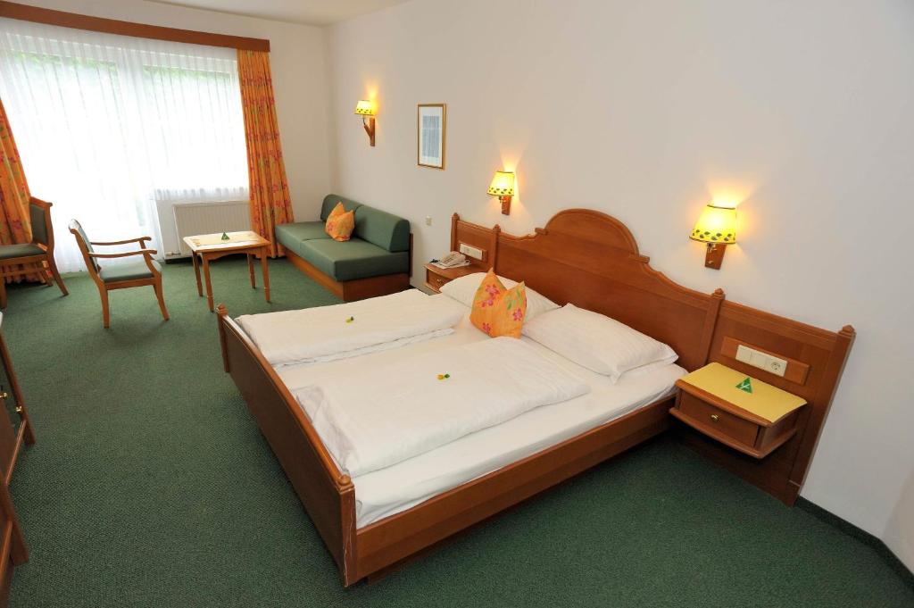 Postel nebo postele na pokoji v ubytování Tennis Golf Hotel Höllrigl
