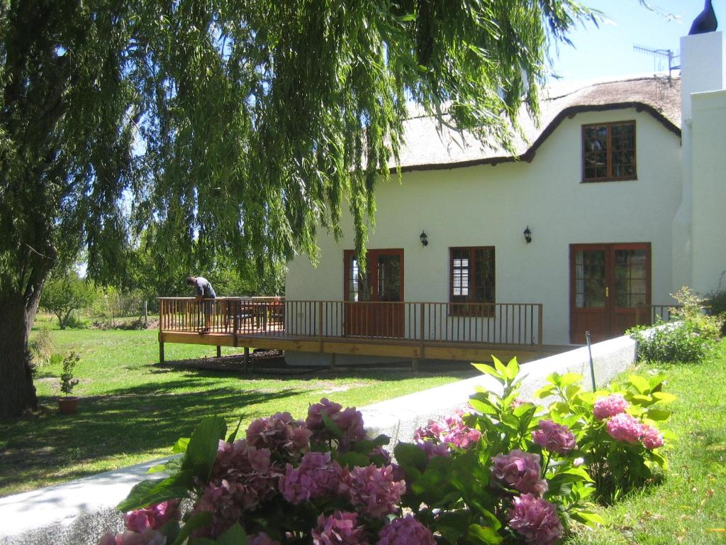 Acara Guesthouse & Cottages - Cottage With Garden View