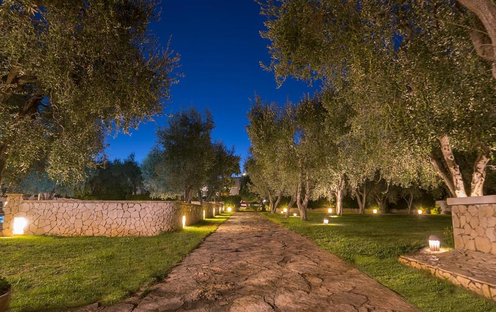 un chemin traversant un parc la nuit avec des lumières dans l'établissement Villaggio San Matteo Resort, à Mattinata