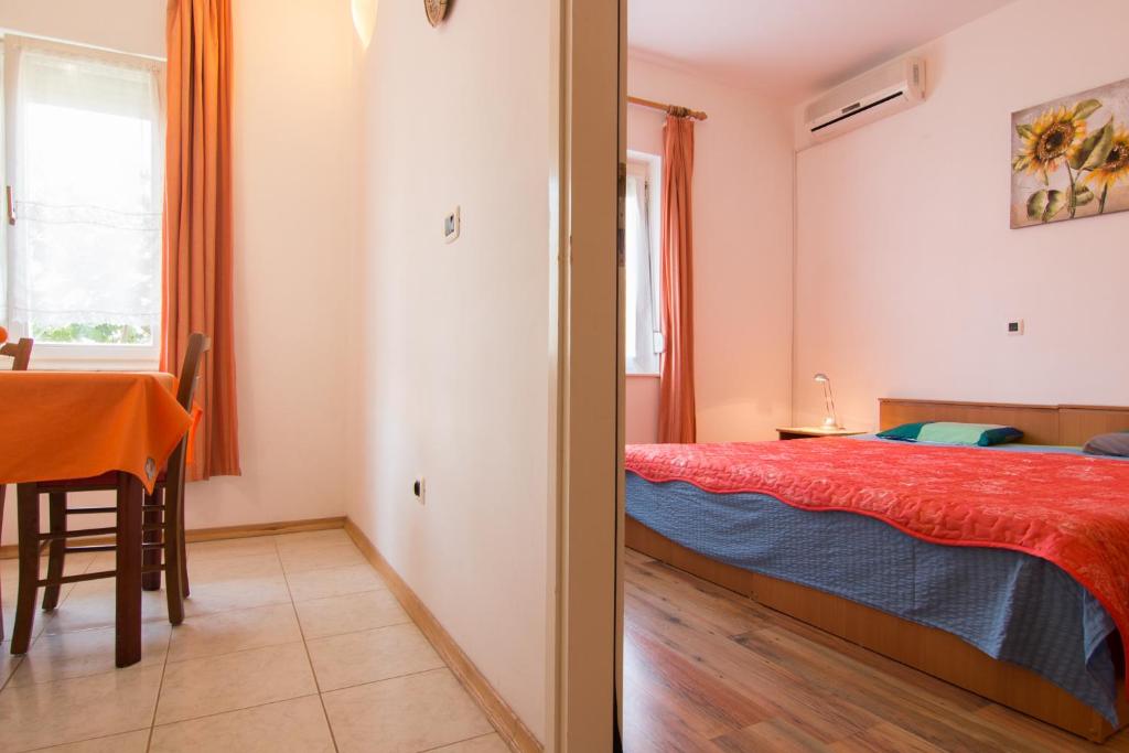 Łóżko lub łóżka w pokoju w obiekcie Apartments Nada 354