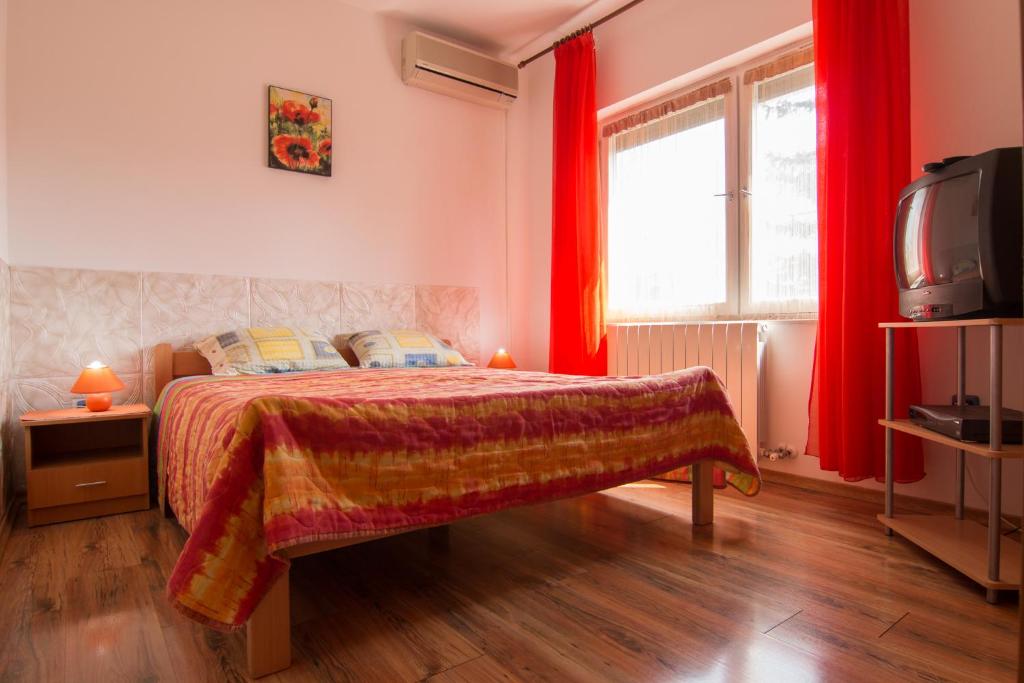 Łóżko lub łóżka w pokoju w obiekcie Apartments Nada 354