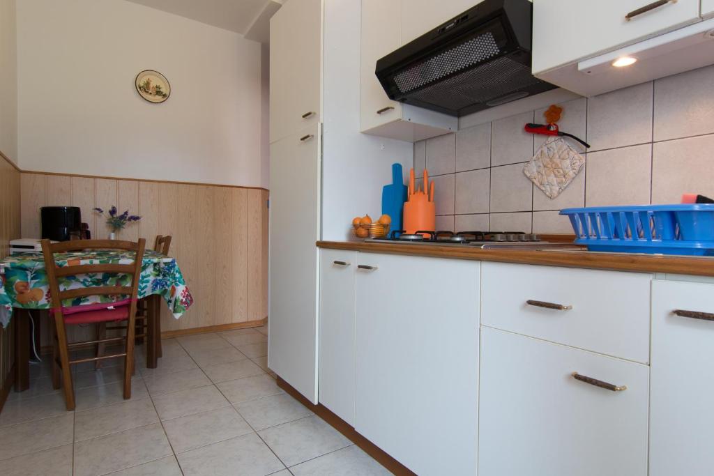 Kuchnia lub aneks kuchenny w obiekcie Apartments Nada 354
