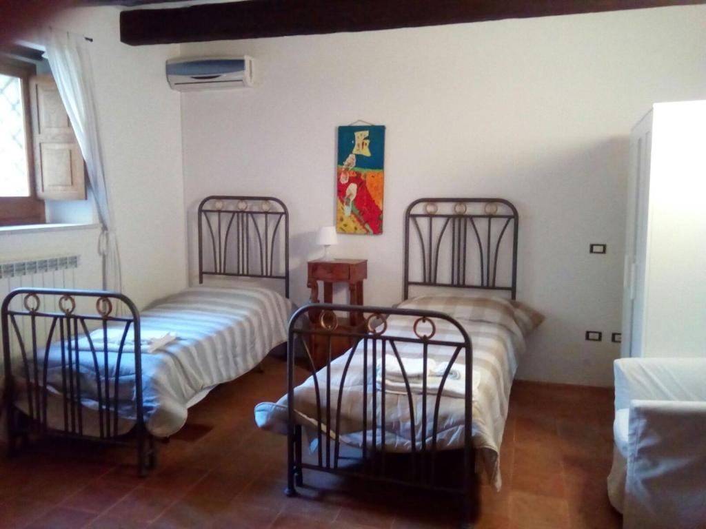 Łóżko lub łóżka w pokoju w obiekcie b&b Vallone del grano