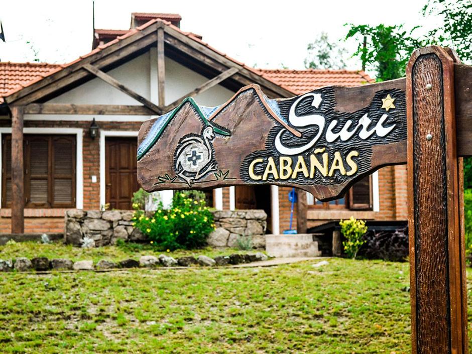 un cartel en un patio frente a una casa en Suricabanias en Villa Yacanto