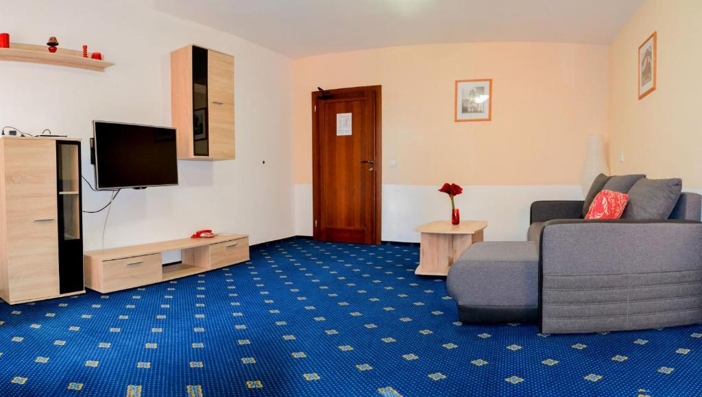Televízia a/alebo spoločenská miestnosť v ubytovaní Garni Hotel Tatramonti