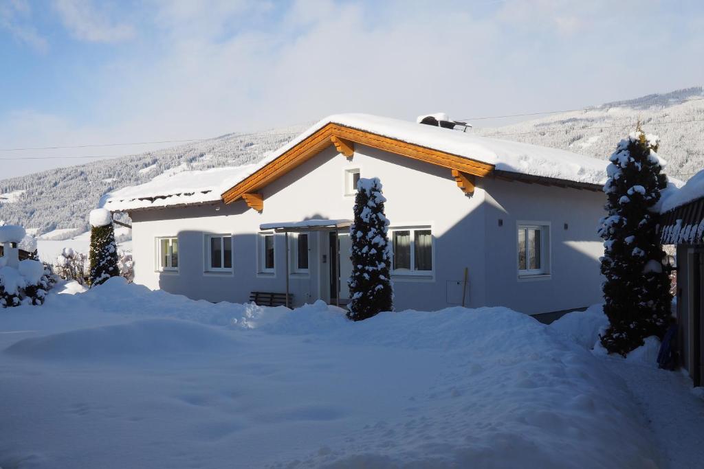 ラートシュタットにあるFerienhaus Holidayの雪に覆われた家