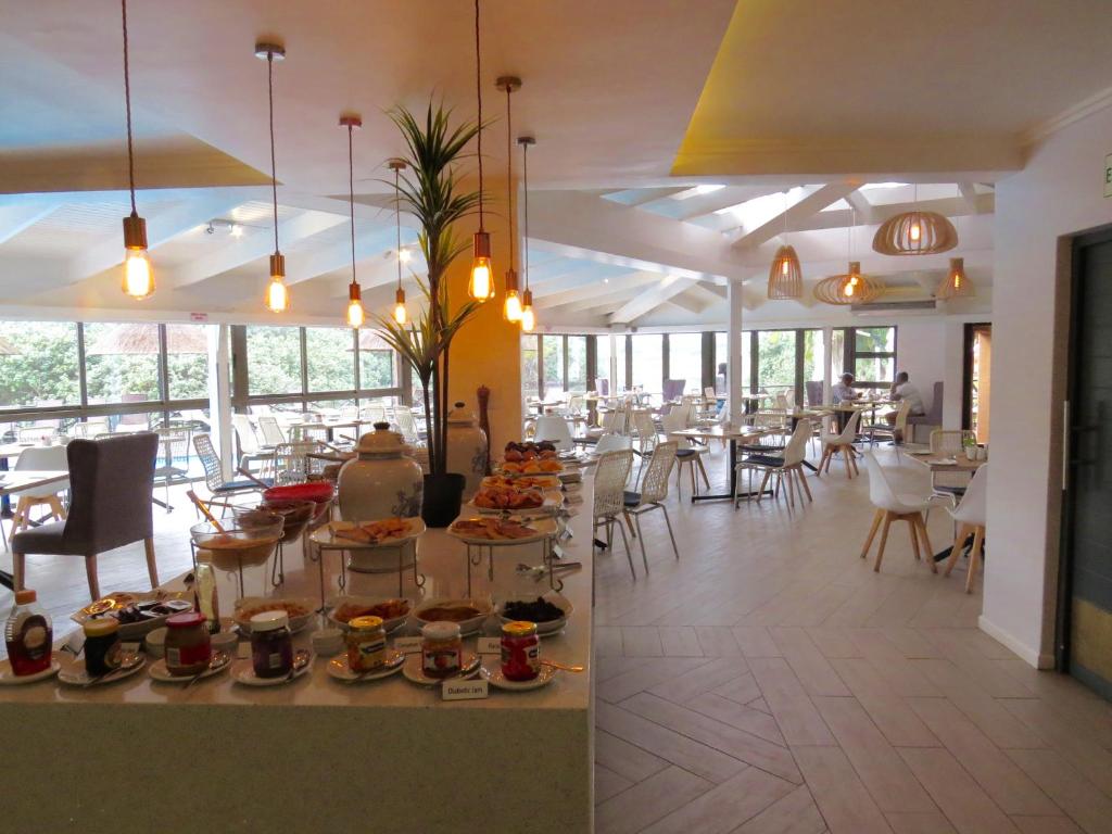 En restaurant eller et andet spisested på Sanlameer - Villa Fornasetti