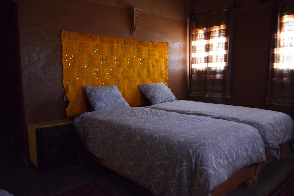 Letto o letti in una camera di Hotel Carrefour des Nomades