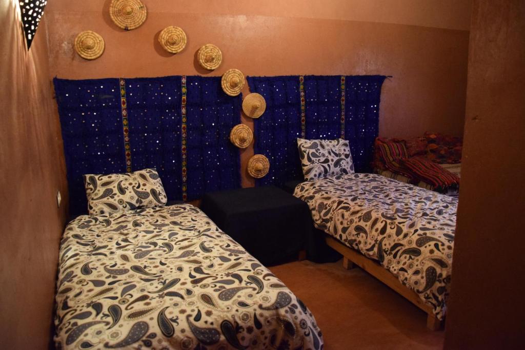 Letto o letti in una camera di Hotel Carrefour des Nomades
