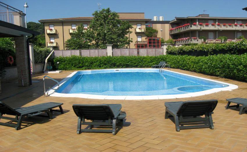 Bazén v ubytování Residence Buca di Bacco nebo v jeho okolí