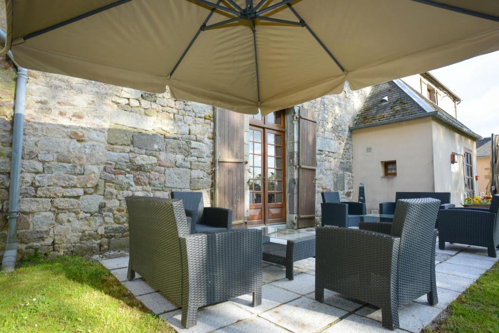 Posezení v ubytování Logis Hôtel Restaurant Manoir De L'Acherie