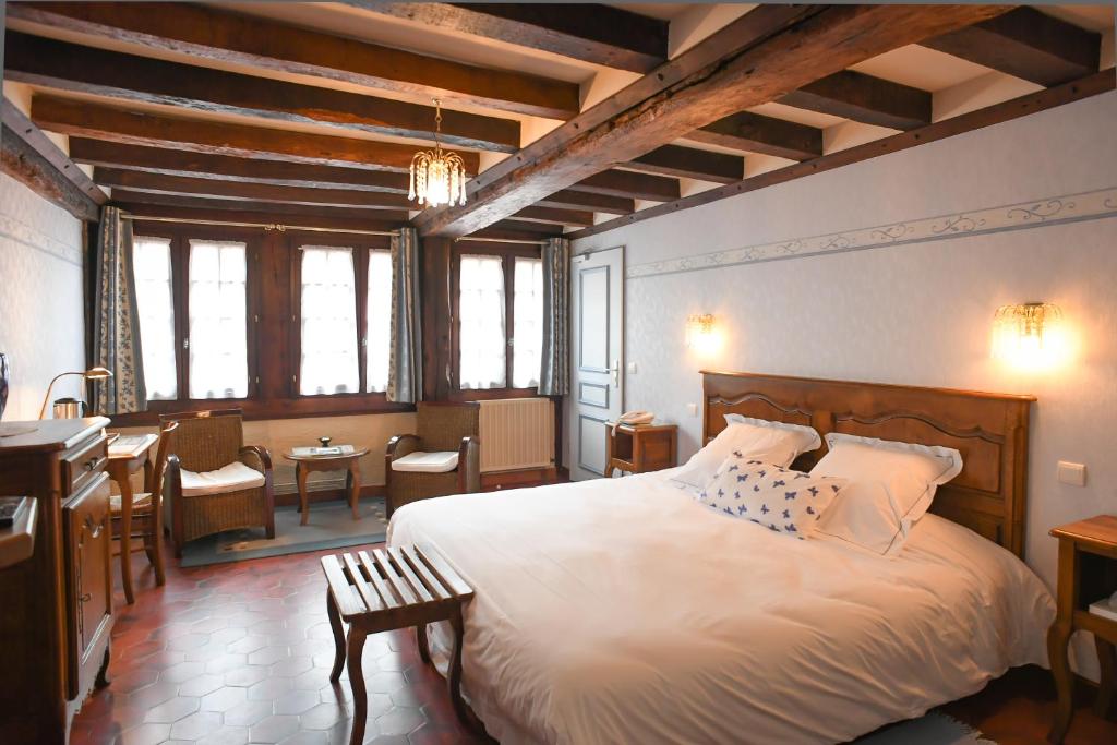 Postel nebo postele na pokoji v ubytování Logis Hôtel Restaurant Manoir De L'Acherie