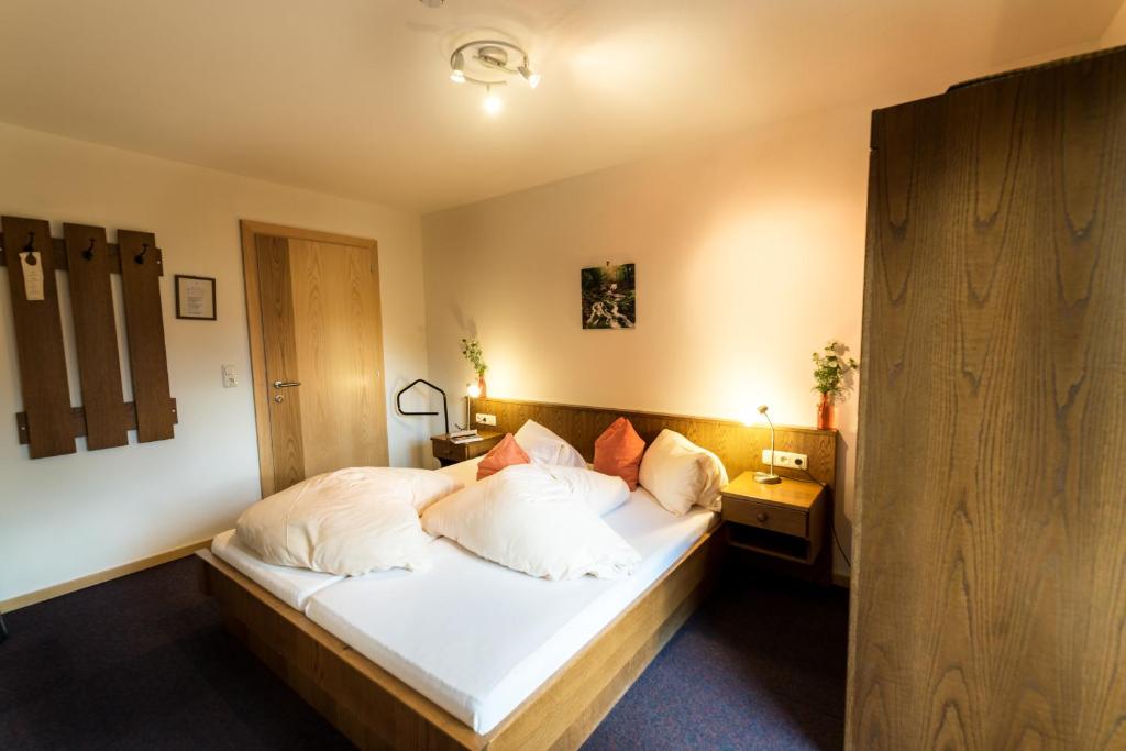 Postel nebo postele na pokoji v ubytování "Quality Hosts Arlberg" Hotel-Gasthof Freisleben