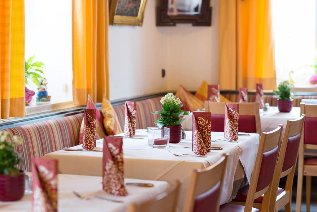 Hotel Neuwirtにあるレストランまたは飲食店