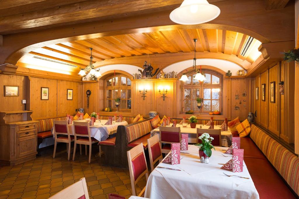 Hotel Neuwirtにあるレストランまたは飲食店