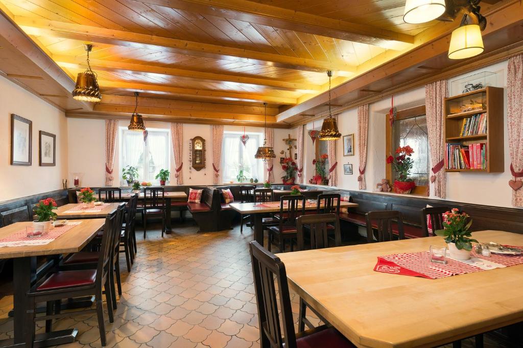 Hotel Neuwirtにあるレストランまたは飲食店