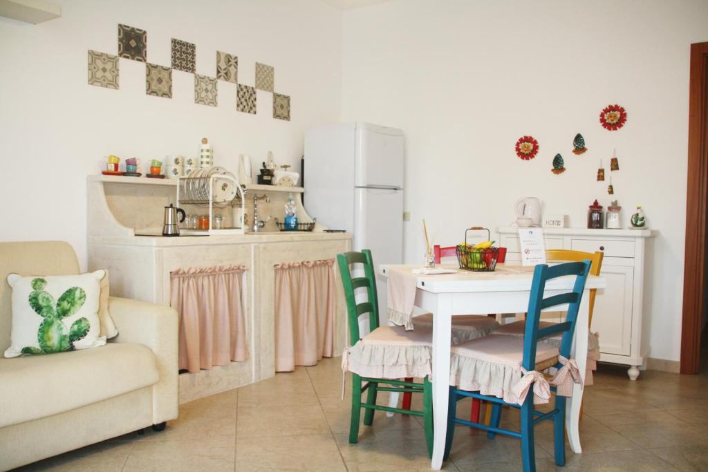 een keuken met een tafel en stoelen en een koelkast bij CIVICO 47 in Monopoli
