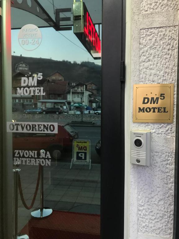 uma porta com um sinal que lê dms motel em Prenociste DM5 em Novi Pazar