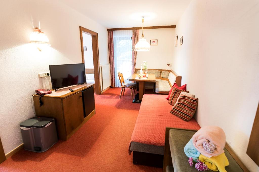 TV a/nebo společenská místnost v ubytování "Quality Hosts Arlberg" Hotel-Gasthof Freisleben