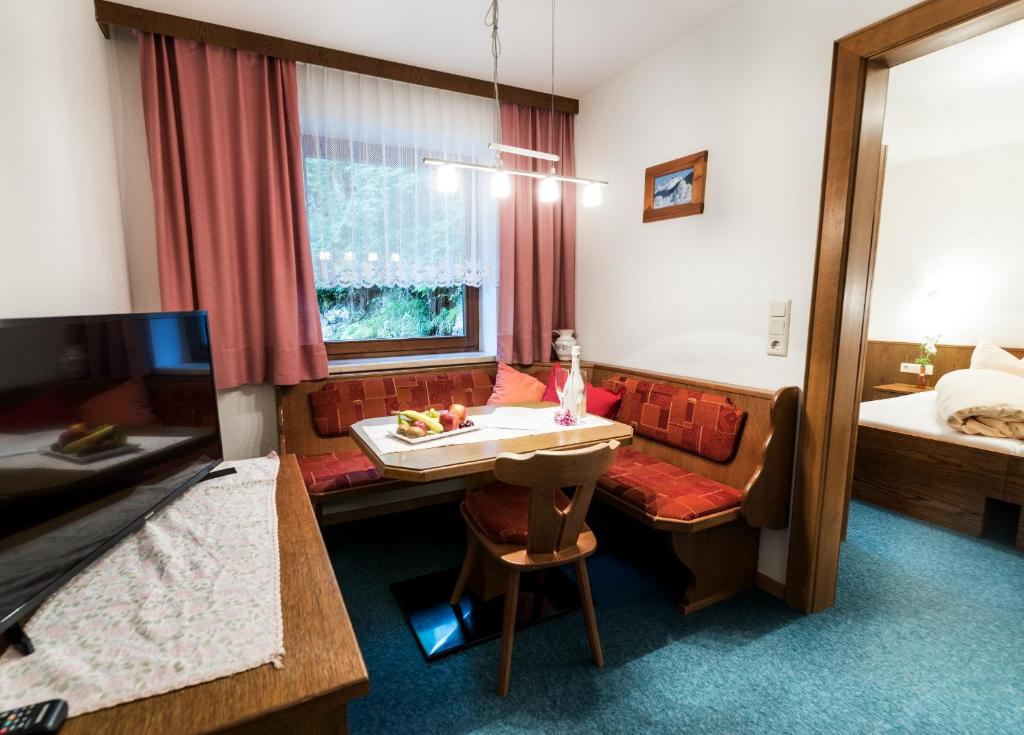 Postel nebo postele na pokoji v ubytování "Quality Hosts Arlberg" Hotel-Gasthof Freisleben