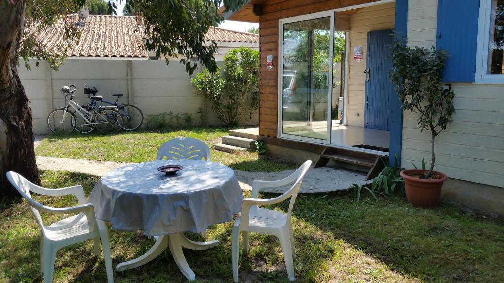ラ・テスト・ド・ビュシュにあるMaison en bois près d'Arcachonの家庭のテーブルと椅子