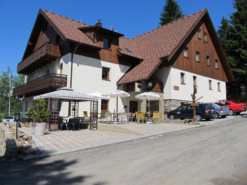 duży budynek z patio przed nim w obiekcie Penzion Alpský Dům w mieście Železná Ruda