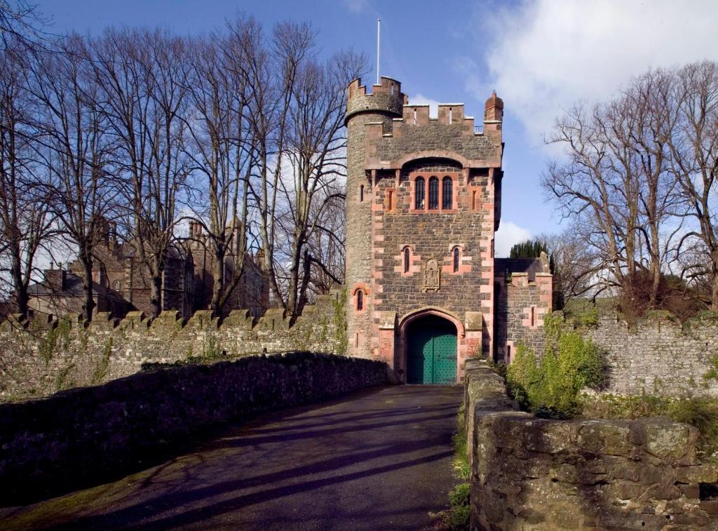 een oud kasteel met een groene deur op een weg bij Barbican in Glenarm