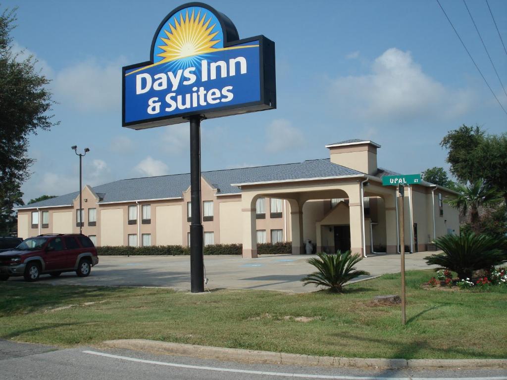 a days inn and suites sign in front of a building at Days Inn & Suites by Wyndham Eunice in Eunice