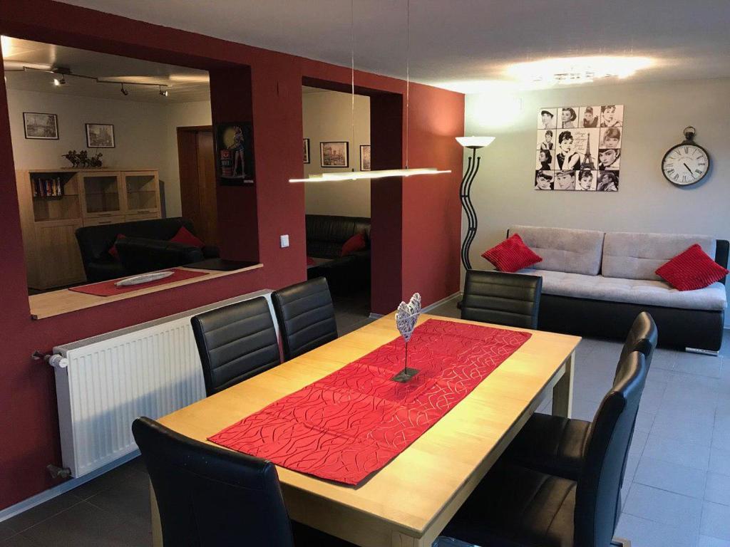 a dining room with a table and a couch at Ferienwohnung - Kurz in Sankt Wendel
