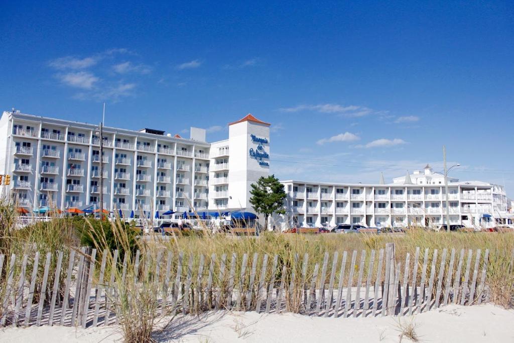 un grande edificio bianco di fronte a una spiaggia di Marquis De Lafayette a Cape May
