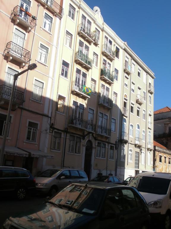 ein großes Gebäude mit davor geparkt in der Unterkunft Ledi´s Housing in Lissabon