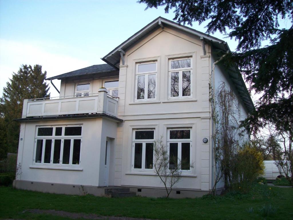 een wit huis met een balkon erop bij Ferienwohnung Sperlingslust in Schleswig