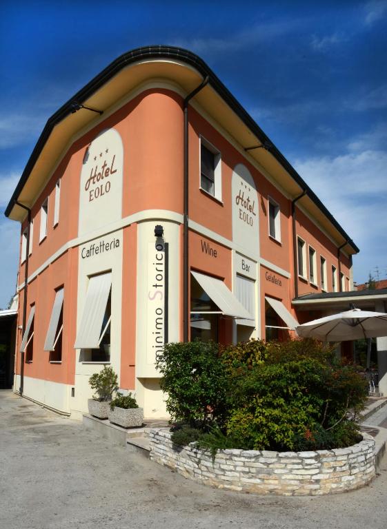 ein großes Gebäude mit Inschriften an der Seite in der Unterkunft Hotel Eolo in Sermide