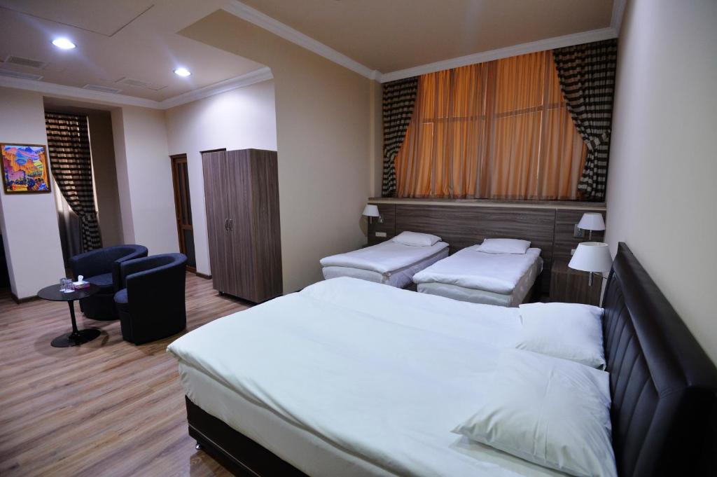 Postel nebo postele na pokoji v ubytování Yerevan Deluxe Hotel