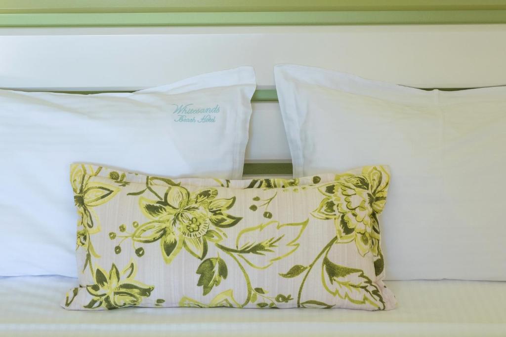 Кровать или кровати в номере WhiteSands Beach Resort
